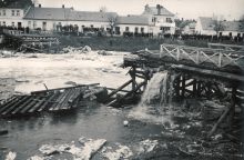 Zkáza provizorního mostu při povodni roku 1946 (SOkA UH, Sbírka foto)