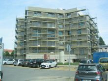 Stavba nového bytového domu na Zeleném náměstí v roce 2025. (JČ)