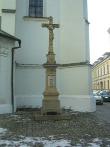 Kříž u františkánského kostela Zvěstování Panny Marie. (ČoJ)