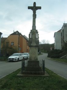 Kamenný kříž z roku 1884 v Jarošově. (ČoJ)